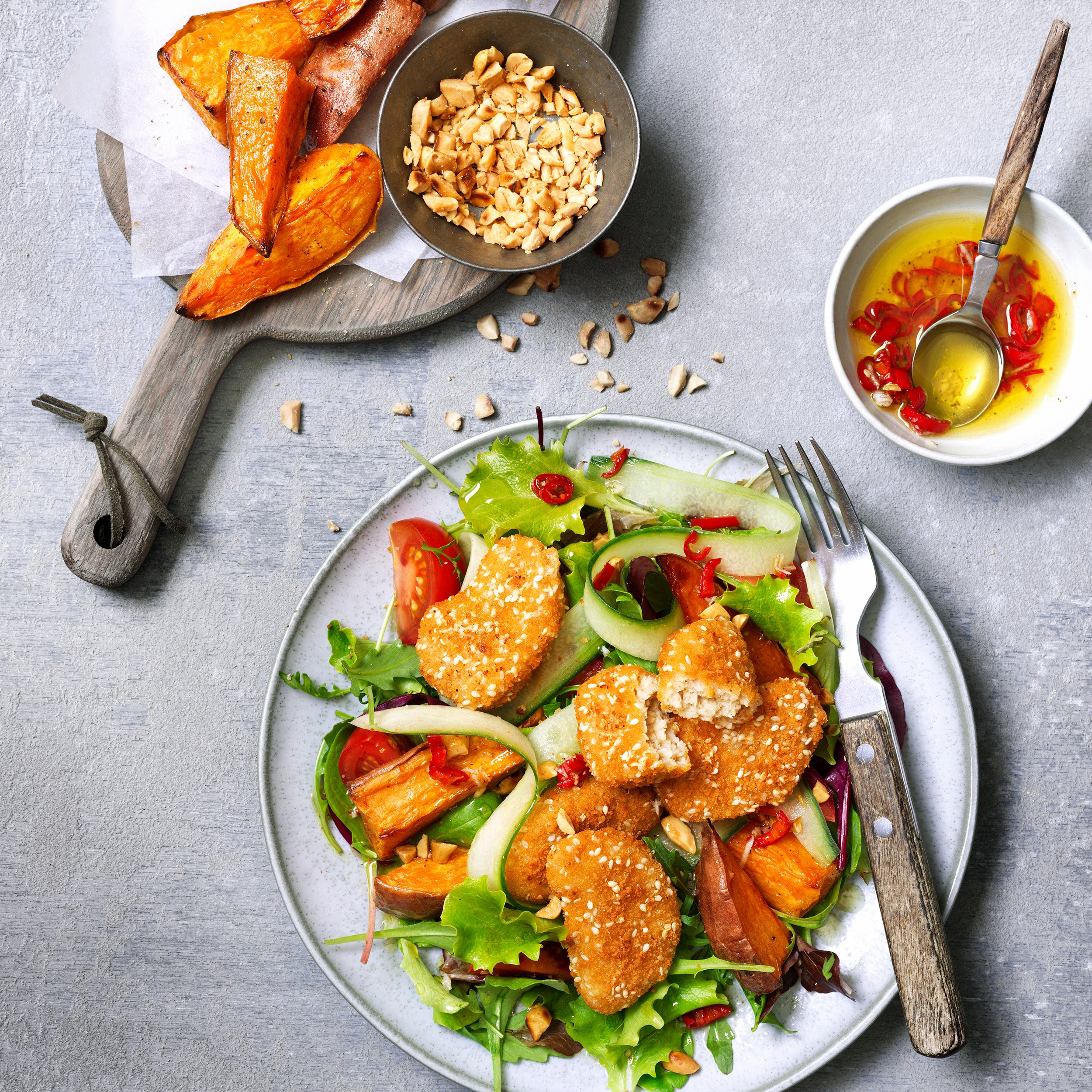 Nuggets met geroosterde zoete aardappel en een maaltijdsalade