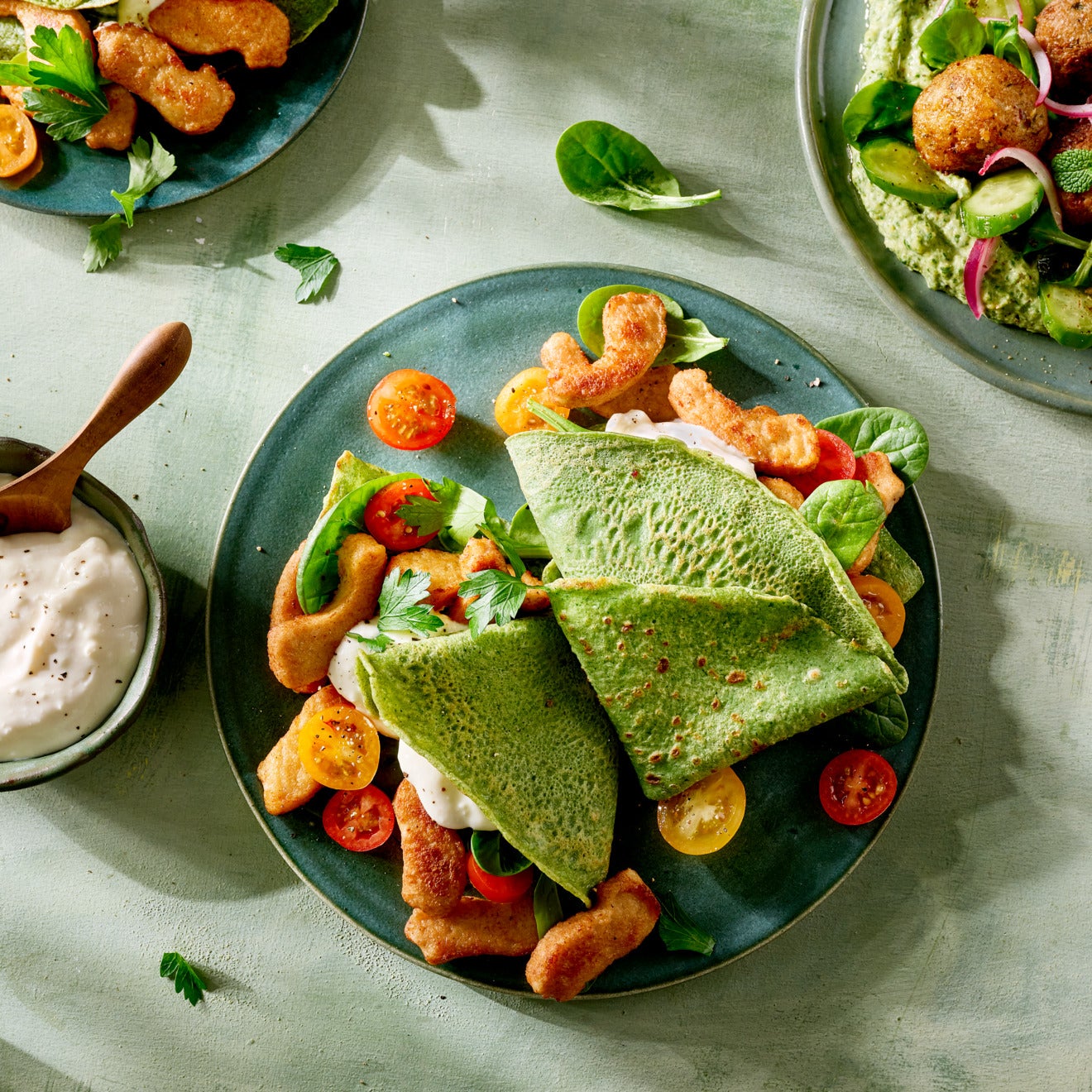 Stuffed spinach crêpes with lightly roasted pieces