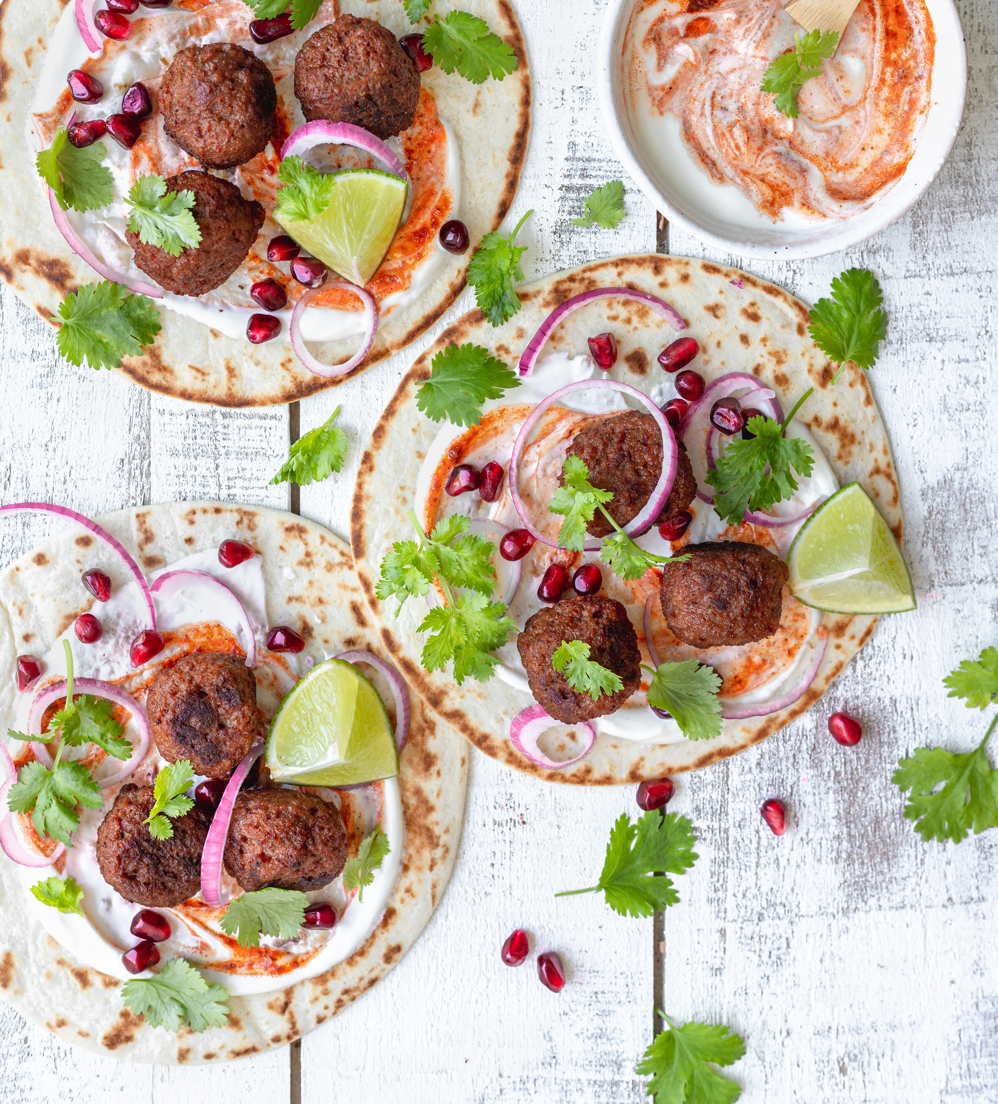 Tacos végétariens accompagnés de sauce au yaourt et harissa