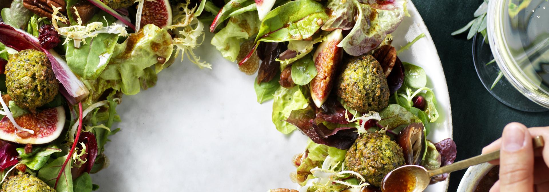 Salade de couronnes de Noël aux épinards Falafel (mains)