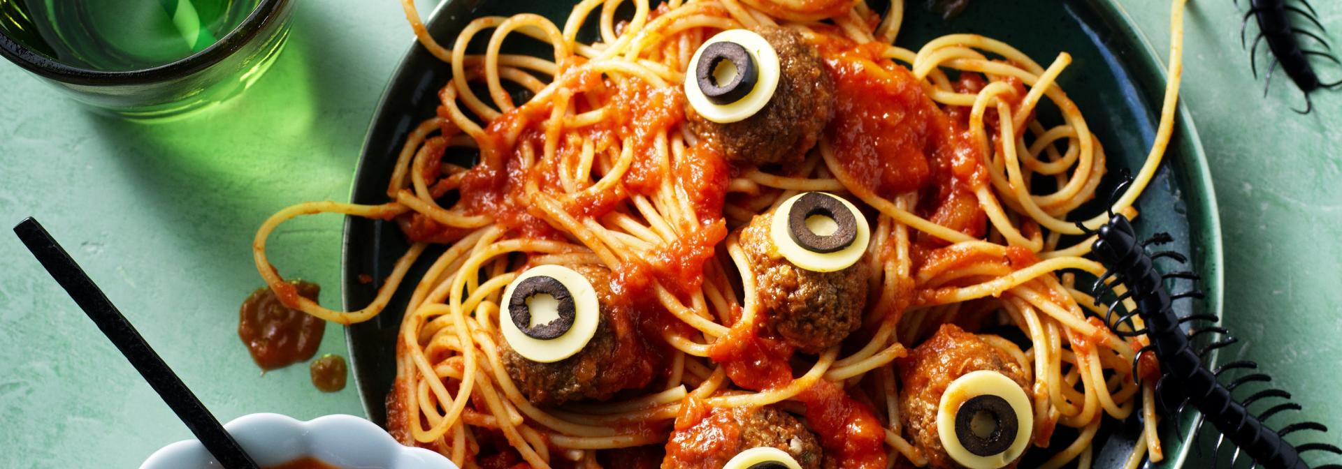 Spaghetti d'Halloween aux globes oculaires et sauce sanglante