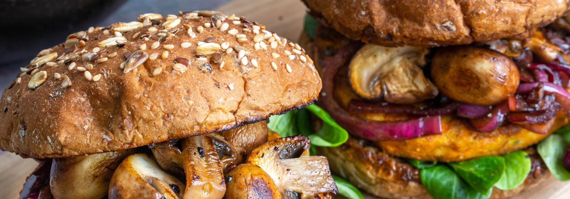 Groenteburgers met champignons en gekarameliseerde ui