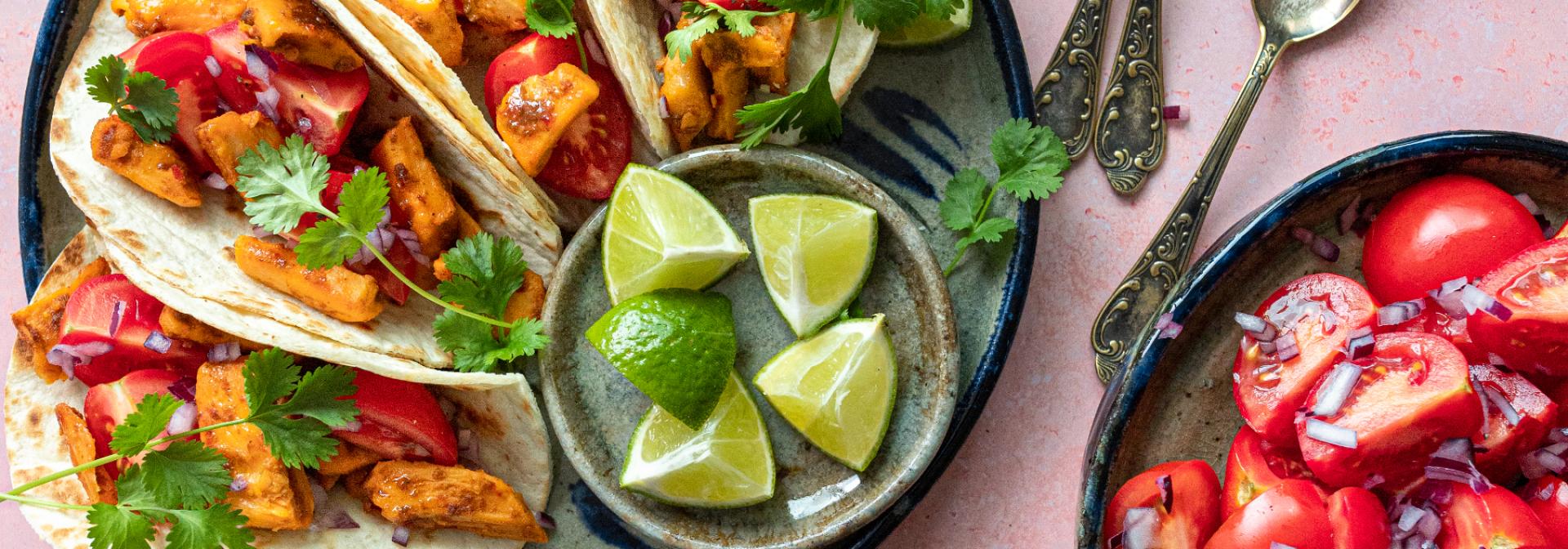 Tortillas mexicaines avec morceaux marinés et guacamole