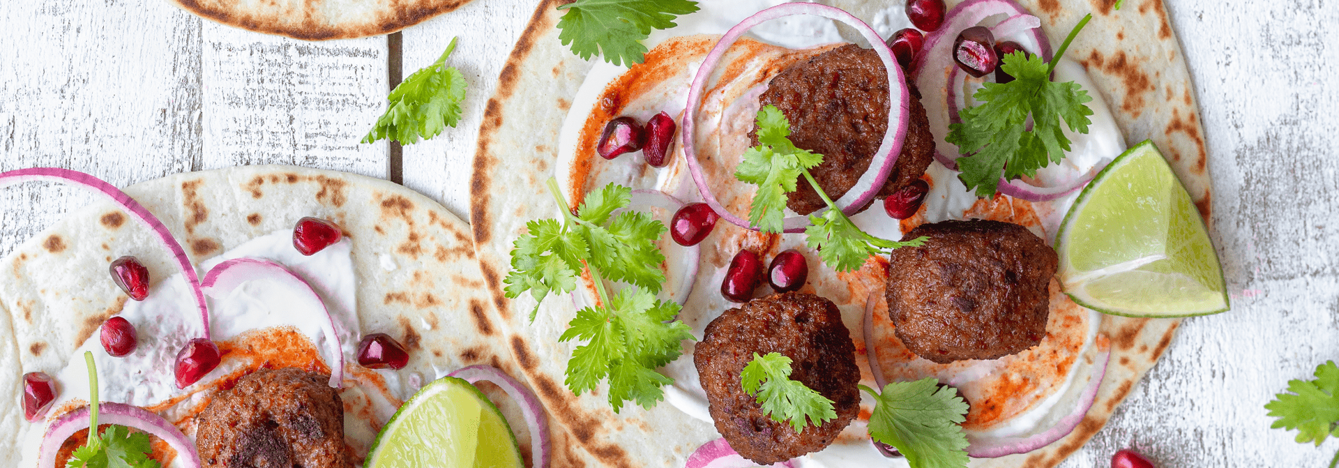 Tacos végétariens accompagnés de sauce au yaourt et harissa