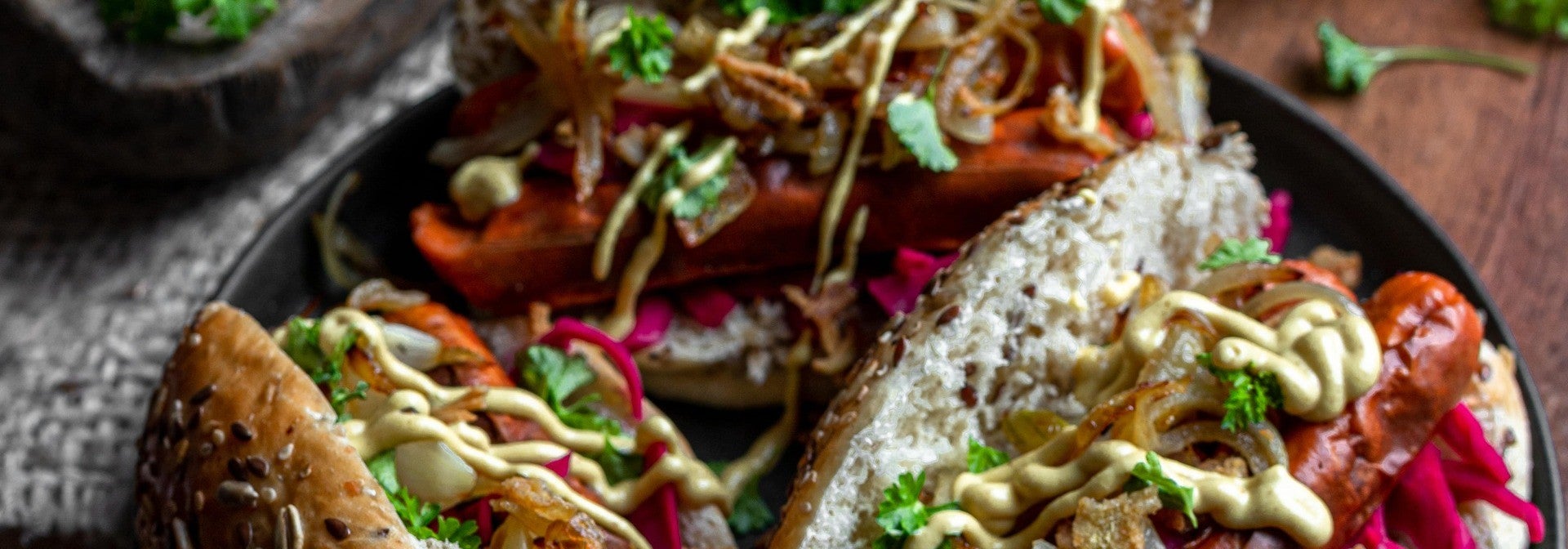 Hot dog veggie au choux rouge mariné et oignons caramélisés