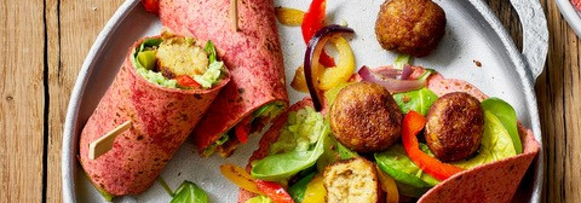 Bieten falafel wrap met avocado dip