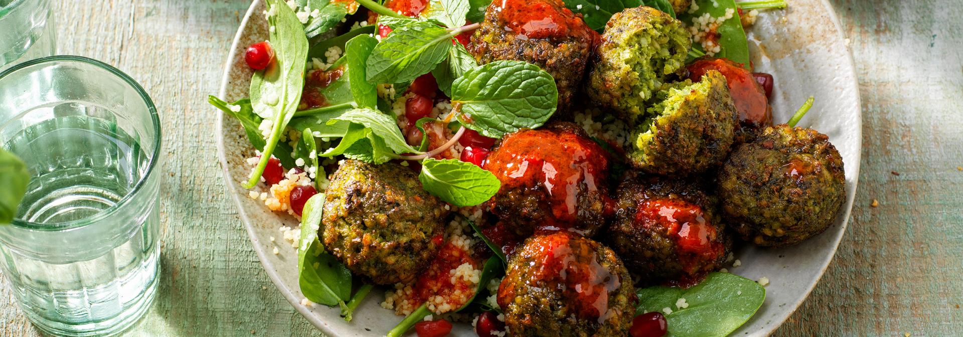 Quinoasalade met falafel spinazie
