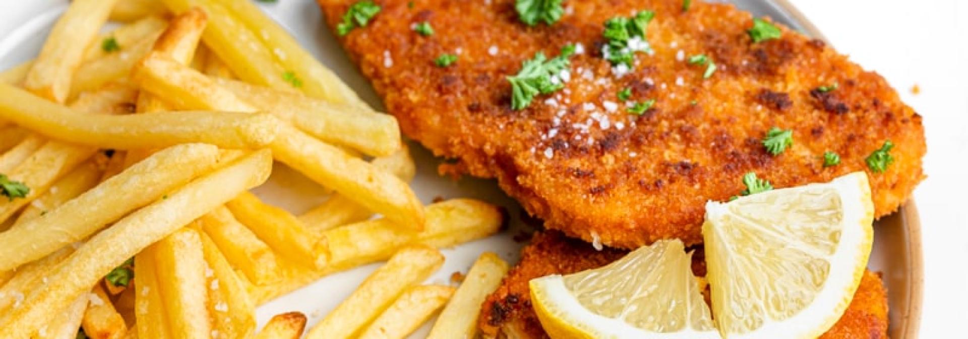 Schnitzel met frietjes, citroen &amp; peterselie