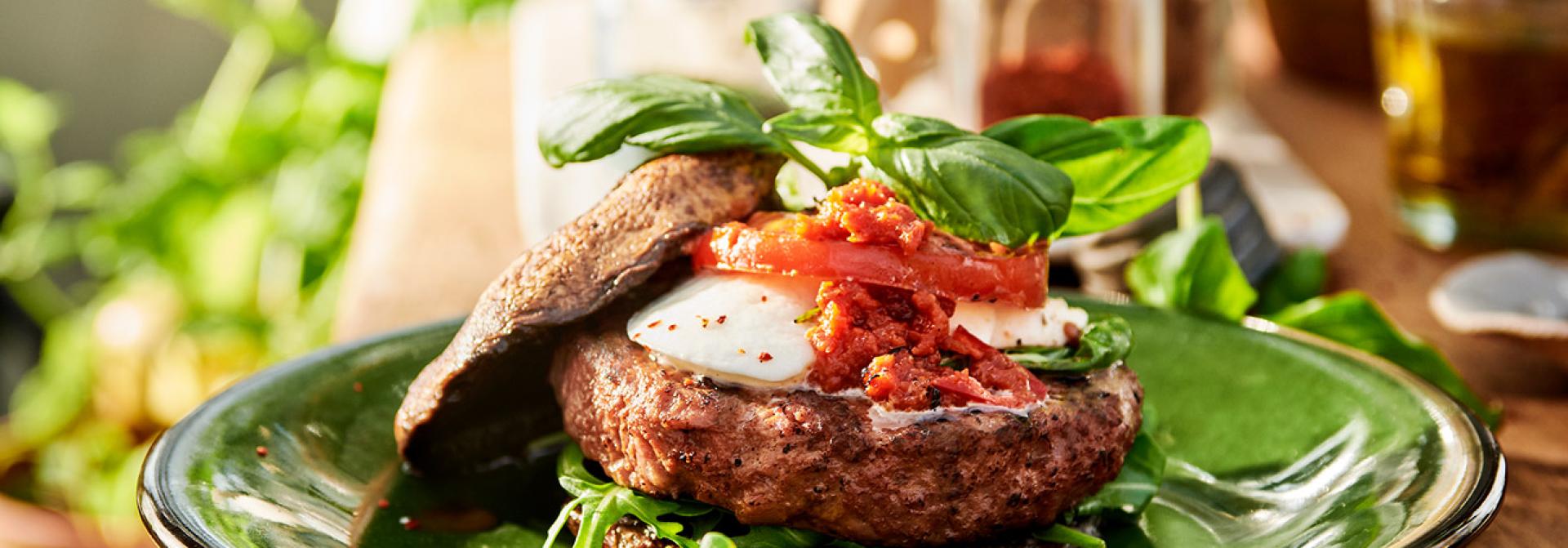 Sensationele portobello pittige "caprese" hamburgers