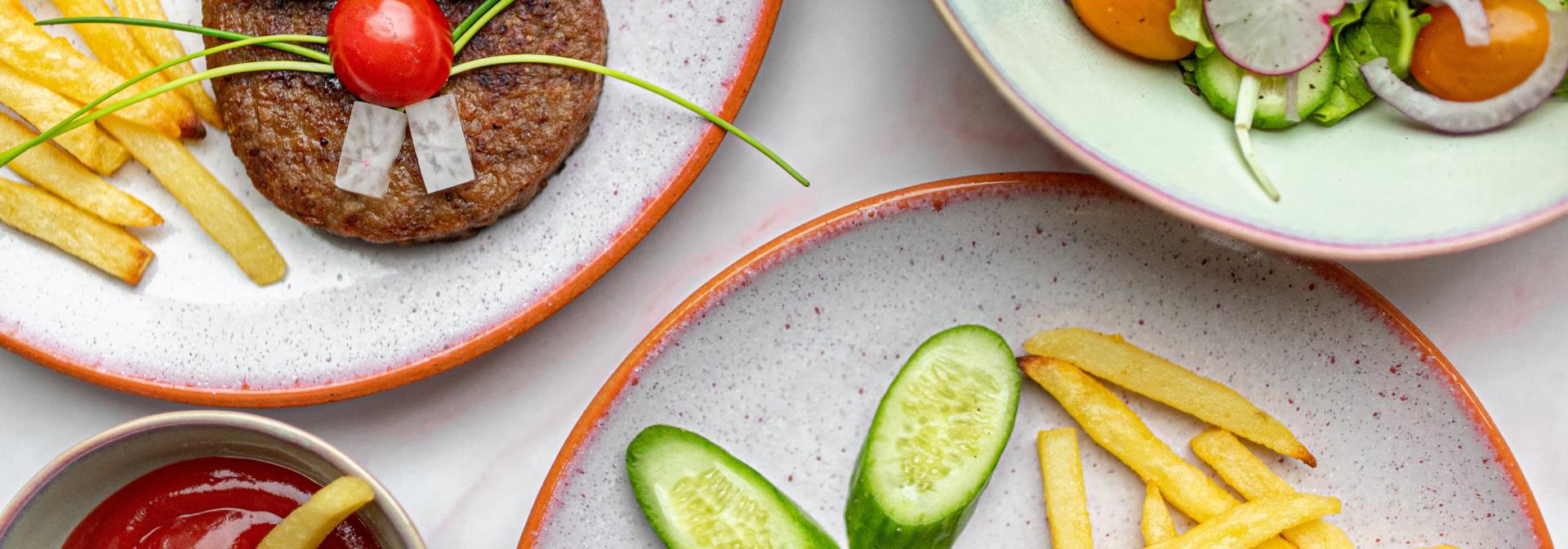 Lapin Burger Vegan accompagné d'une salade