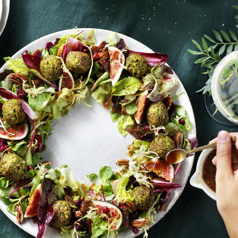 Salade de couronnes de Noël aux épinards Falafel (mains)