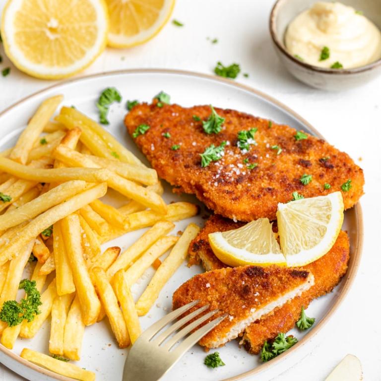 Schnitzel met frietjes, citroen &amp; peterselie