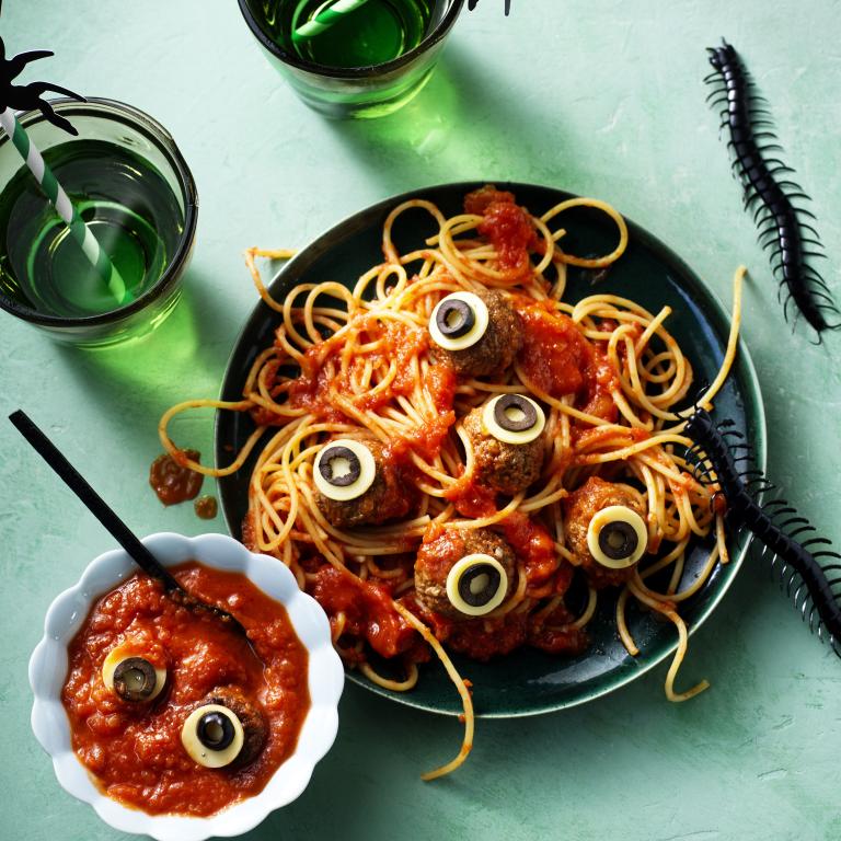 Spaghettis effrayants aux boulettes Spaghetti d'Halloween aux globes oculaires et sauce sanglante