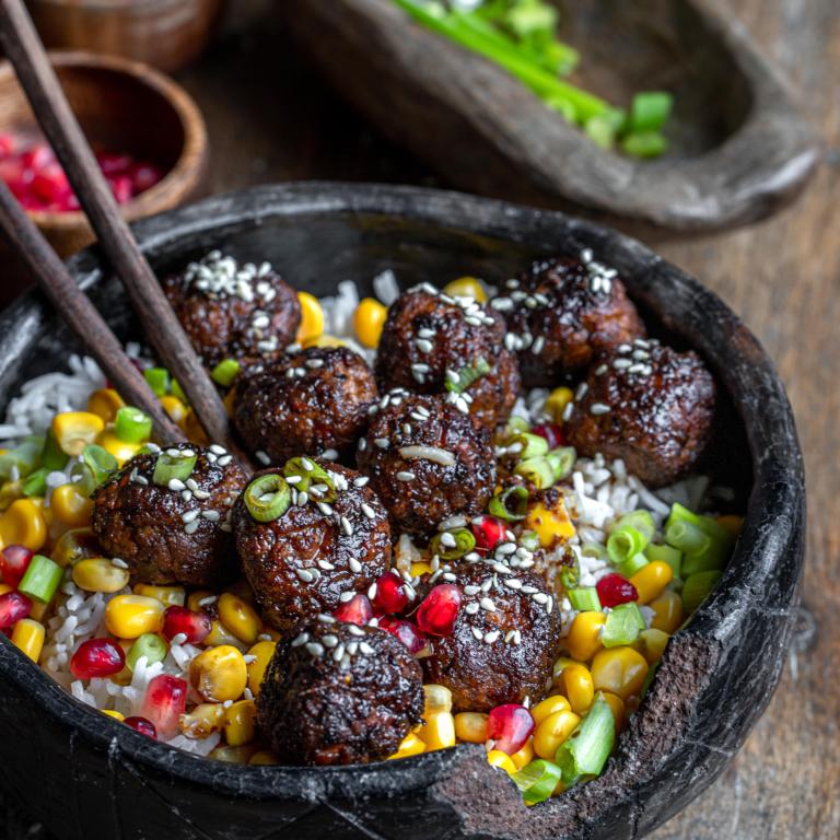 Boulettes veggie marinées accompagnées de riz boulettes veggies marinées accompégnées de riz
