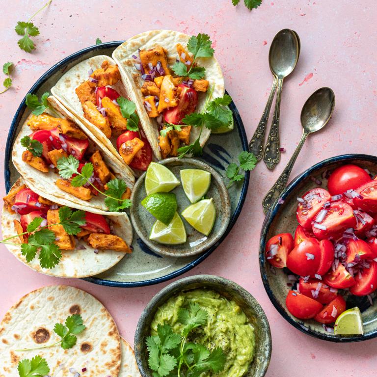 Mexicaanse tortilla's met gemarineerde stukjes en guacamole
