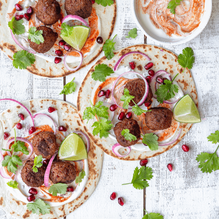 Tacos végétariens accompagnés de sauce au yaourt et harissa