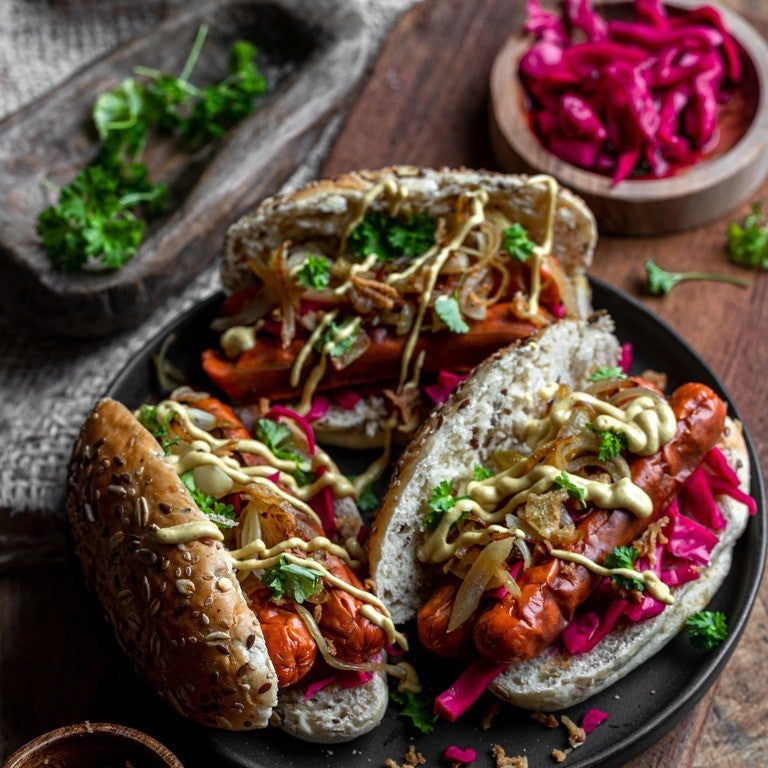 Hot dogs met gepekelde rode kool en gekarameliseerde ui