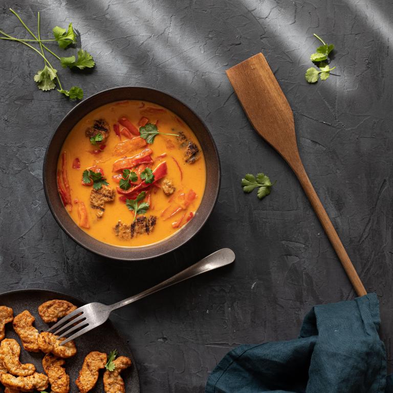Soupe de lait de coco au curry et morceaux grillés Soupe coco curry