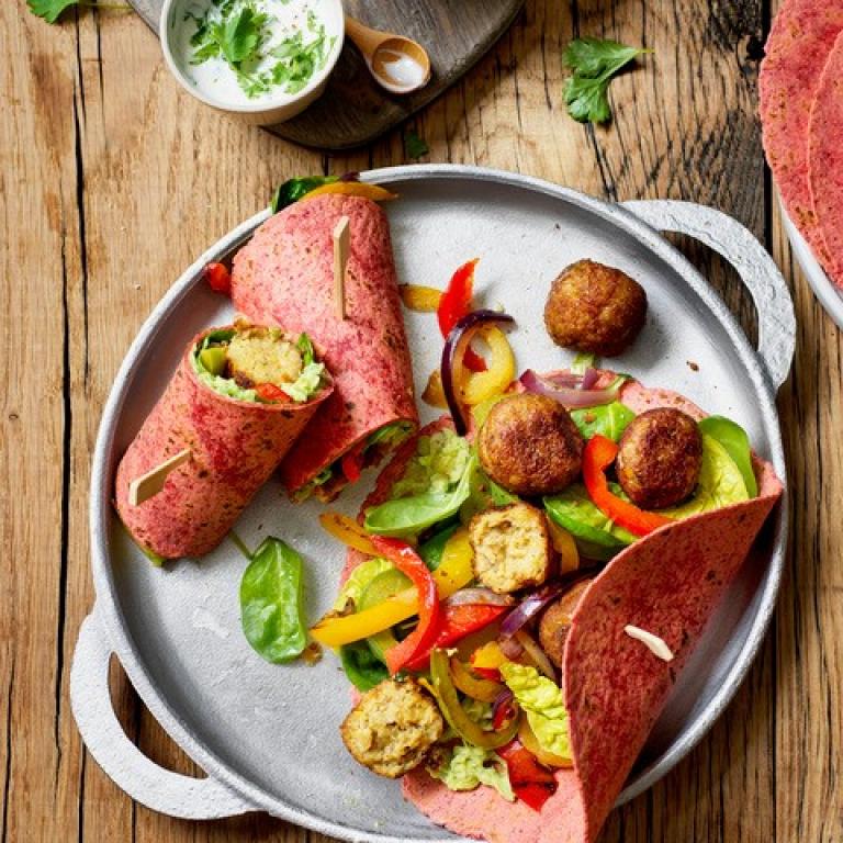 Bieten falafel wrap met avocado dip