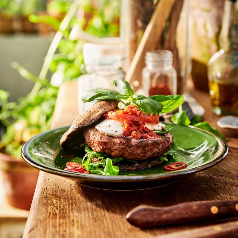 Sensational portobello caprese burgers op de BBQ Sensationele portobello pittige "caprese" hamburgers