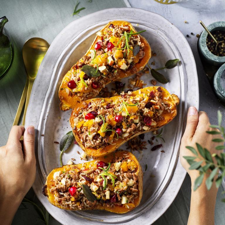 Potiron Butternut Farci avec Émincé Vegan (mains) Potiron Butternut Farci avec Émincé Vegan (mains)