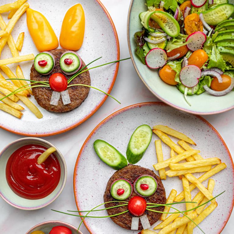 Lapin Burger Vegan accompagné d'une salade