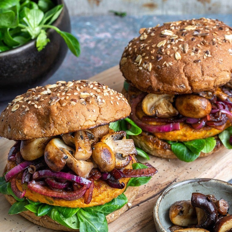 Groenteburgers met champignons en gekarameliseerde ui
