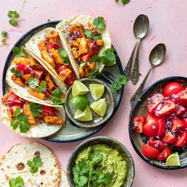 Mexicaanse tortilla's met gemarineerde stukjes en guacamole